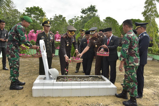 Kapolres Kampar Pimpin Upacara Tabur Bunga